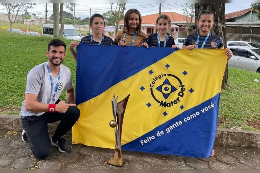  professor Eduardo Campana comanda as quatro meninas na equipe do Mater Dei 