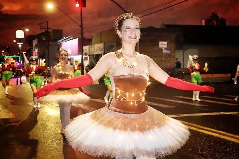  “ Grande Desfile de Natal de Arapongas” encantou as famílias araponguenses 