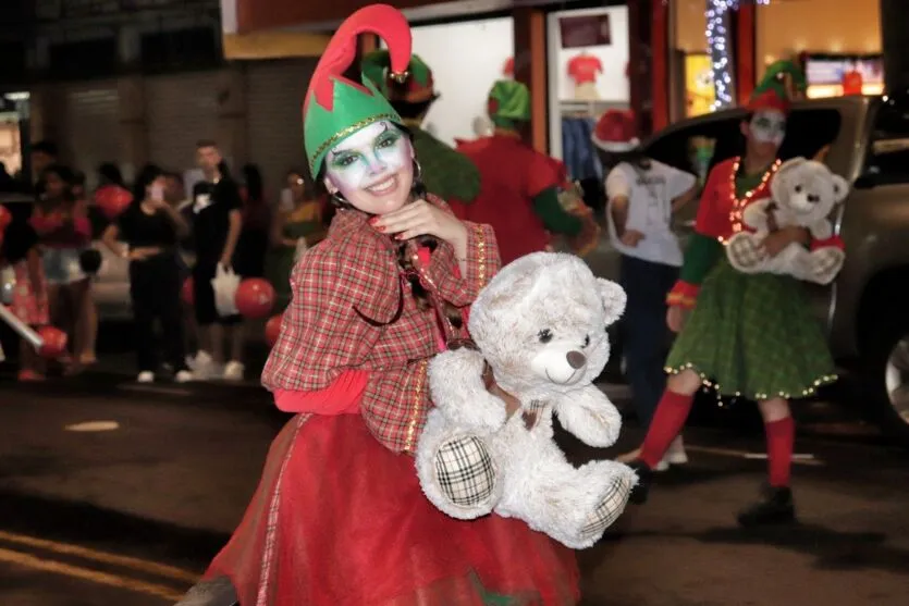  “ Grande Desfile de Natal de Arapongas” encantou as famílias araponguenses 