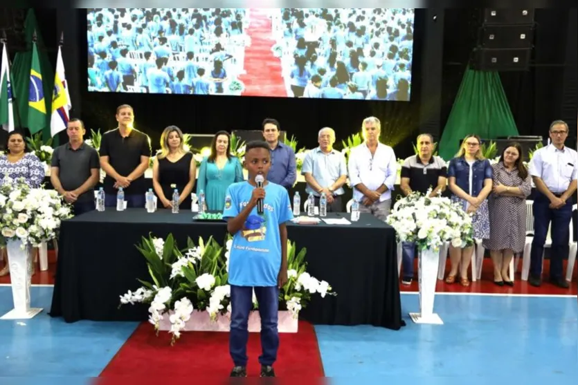  A cerimônia foi marcada pela emoção dos pais, familiares, professores e autoridades que lotaram o ginásio de esportes Lagoão 