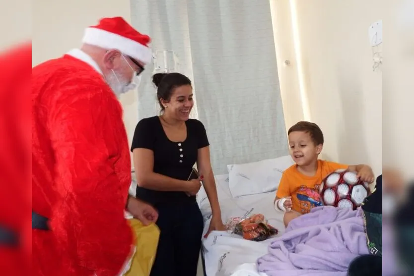  A comemoração ao natal foi realizada pelo voluntário Gerson Stocco, que deixou a barba branca crescer para dar vida ao bom velhinho 