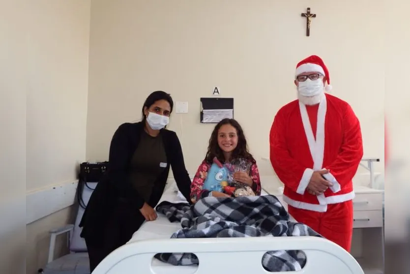  A comemoração ao natal foi realizada pelo voluntário Gerson Stocco, que deixou a barba branca crescer para dar vida ao bom velhinho 