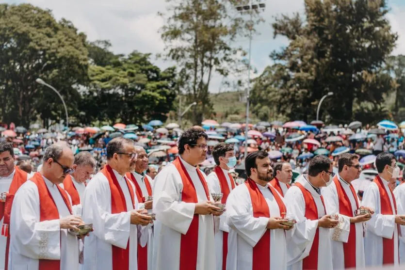  A empresa, que faz parte da Comunidade Mar a Dentro, confeccionou 50 casulas, 250 estolas, 3 dalmáticas além de alfaias utilizadas no altar 