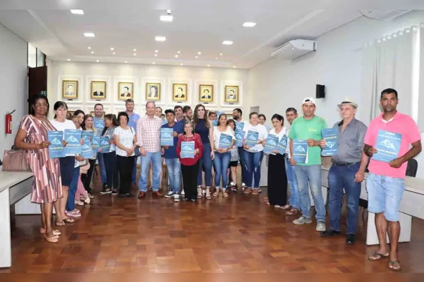  A entrega da documentação há 30 moradores da Vila São Sebastião faz parte do programa de Regularização Fundiária 