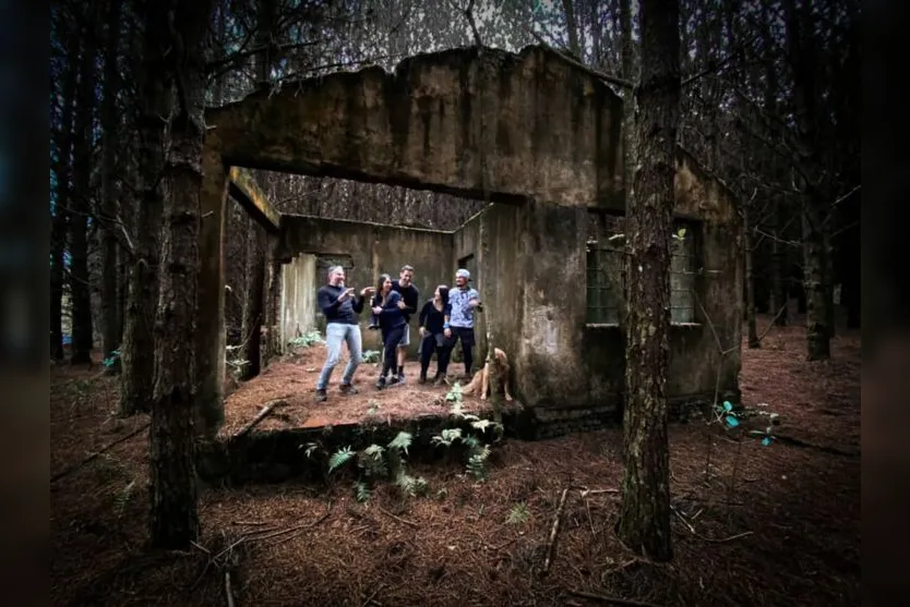  A escola desativada Paulino Franzoi é um local misterioso com cenário de filme de terror, 