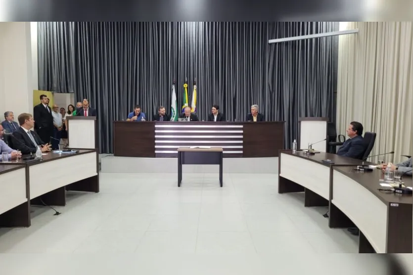  A sessão de posse foi dirigida inicialmente pelo então presidente Franciley Preto Godói Poim (PSD) 