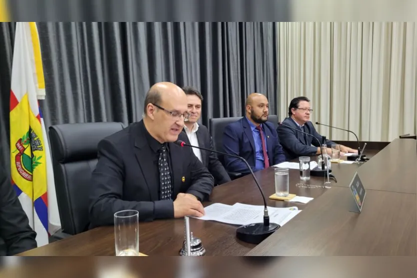  A sessão foi prestigiada por diversas autoridades do município, entre elas, o prefeito Junior da Femac (PSD), vice-prefeito Paulo Sérgio Vital (PSD) 