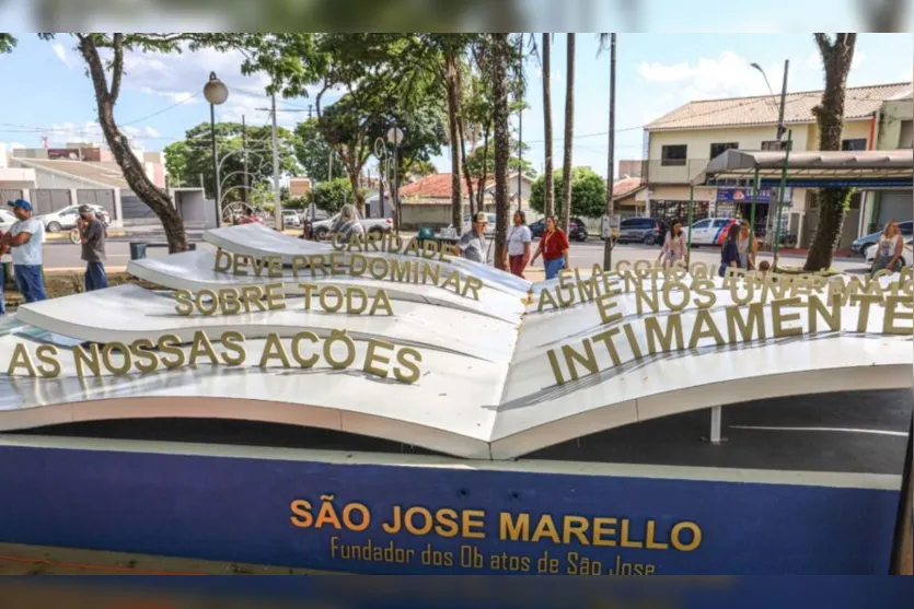  Além de manter equipamentos de convivência comunitária, a praça ganhou dois monumentos. 