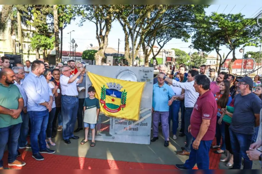  Além de manter equipamentos de convivência comunitária, a praça ganhou dois monumentos. 