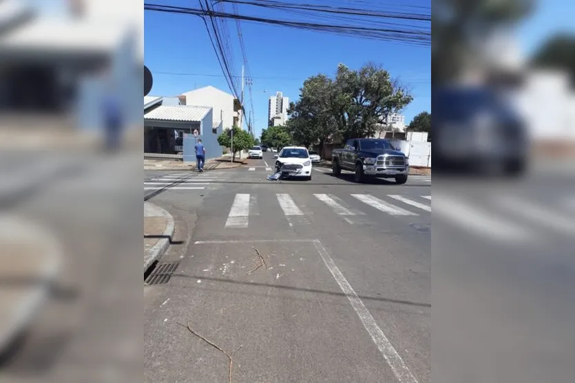 Após colisão veículo acerta muro de residência em Arapongas