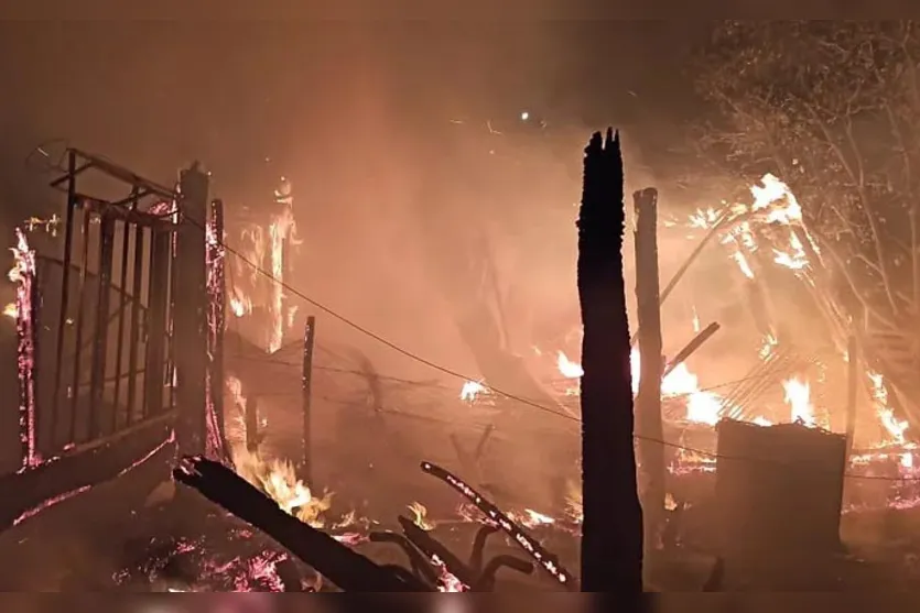  As duas moradias ficaram totalmente destruídas 