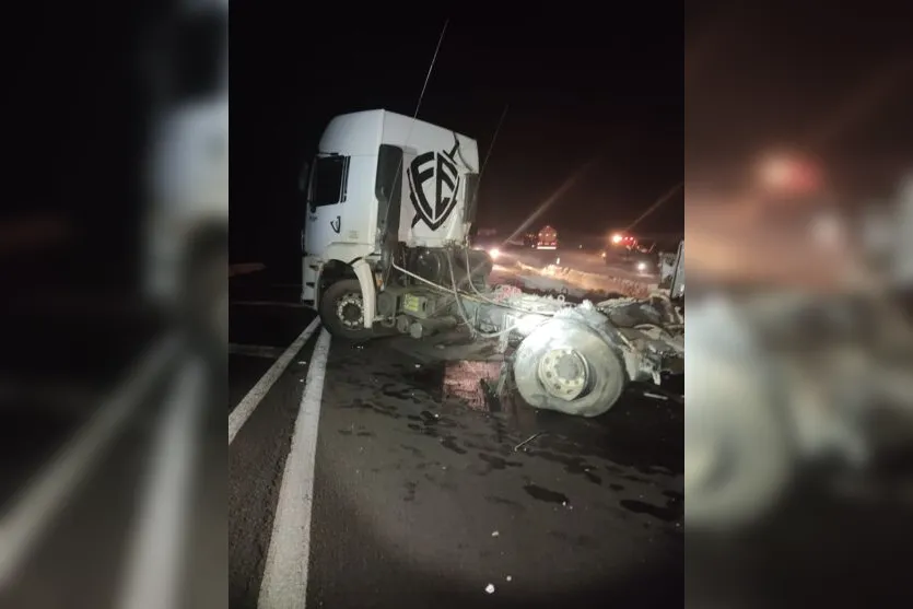 Carreta carregada com sucata de aço tomba na BR-376 em Mauá da Serra