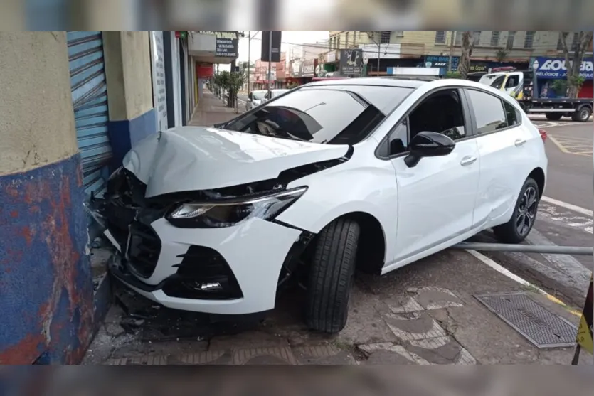  Carro atingiu fachada de escritório por volta das 7 horas deste domingo 