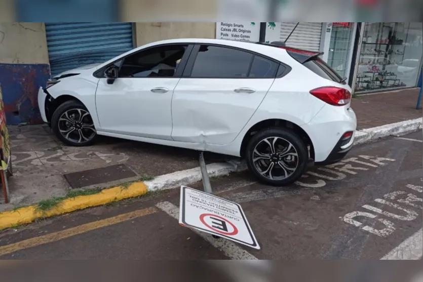  Carro atingiu fachada de escritório por volta das 7 horas deste domingo 