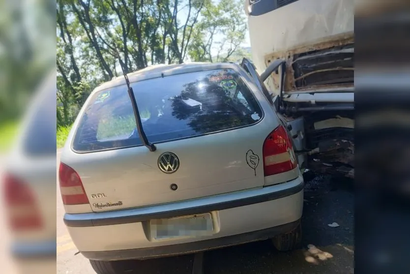 Colisão frontal entre carreta e carro causa morte na região