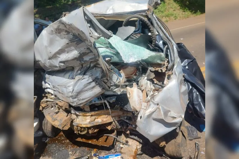 Colisão frontal entre carreta e carro causa morte na região