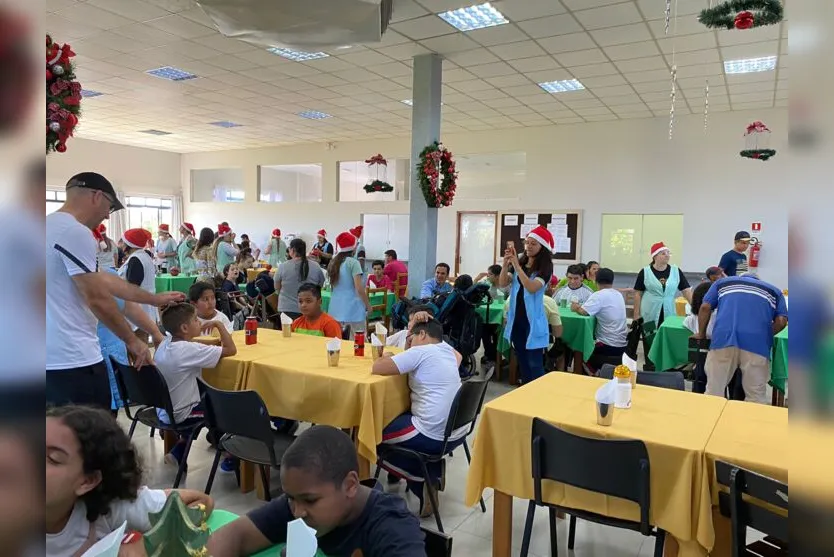 Crianças da Apae festejam a chegada do Papai Noel em Apucarana; veja