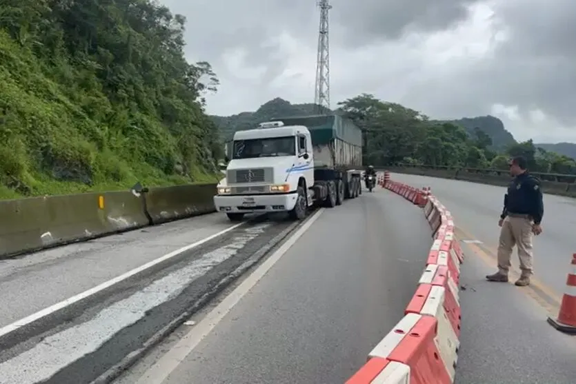 Após novas chuvas, BR-277 no litoral volta a ter pista simples