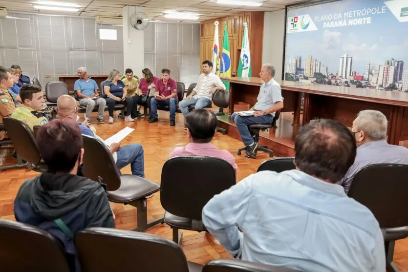  Dirigentes das secretarias de Indústria e Comércio, e da cultura e turismo se reuniram nesta terça-feira (10), no salão nobre da prefeitura 