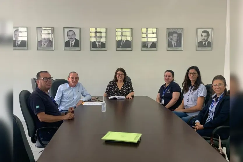  Equipe do NRE em reunião com representantes do Hospital Regional 