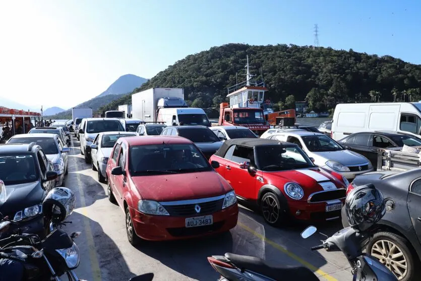 Ferry boat de Guaratuba tem restrição de veículos durante a alta tempo