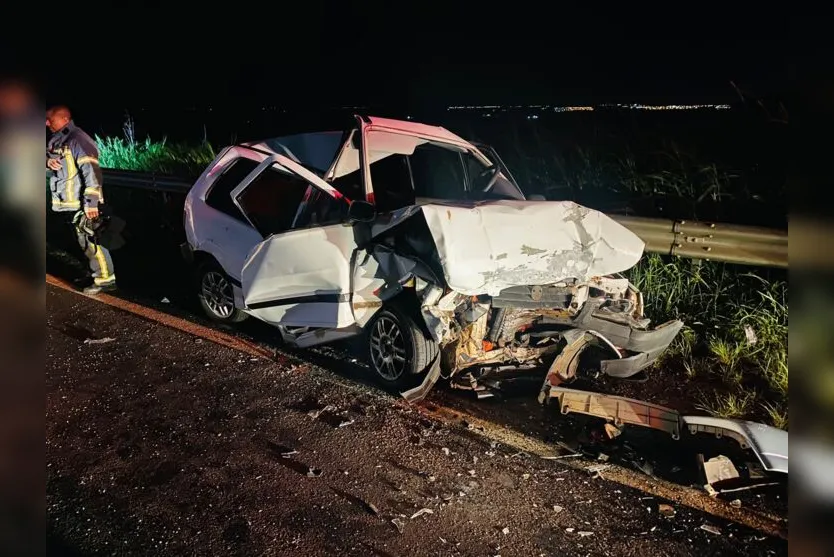  Fiat Uno, que invadiu a contra mão, ficou totalmente destruído 