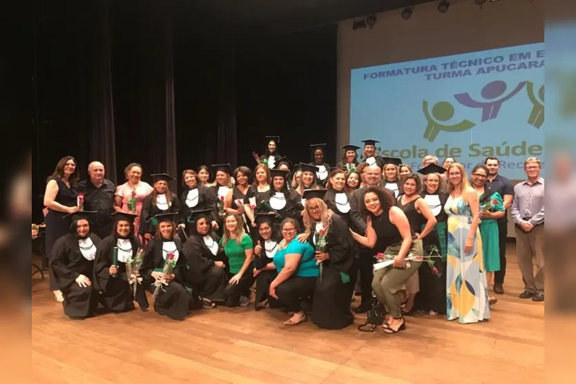  Formandas, familiares e convidados durante solenidade 