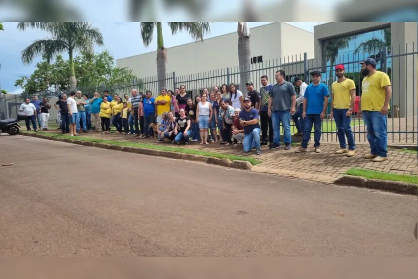  Grupo de comerciantes está reunido desde o início da manhã desta segunda-feira (12) na frente do fórum da cidade 