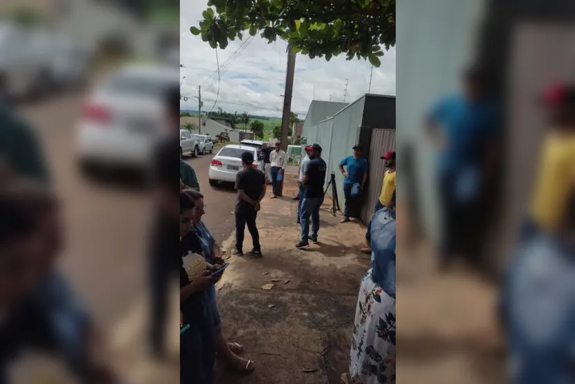  Grupo de comerciantes está reunido desde o início da manhã desta segunda-feira (12) na frente do fórum da cidade 