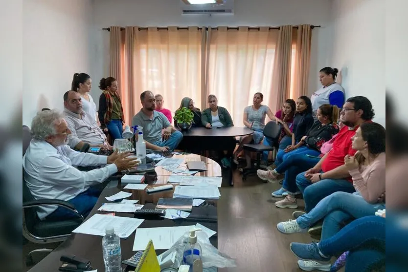  Grupo de professores e dirigentes a APP-Sindicato com o prefeito Paulinho Moisés 