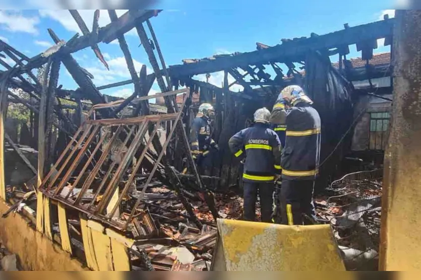  Incêndio  foi na rua Aparecido Bezerra Guedes 