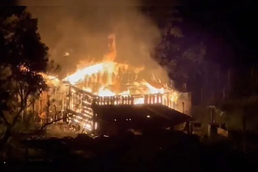  Incêndio teve inicio por volta das 22 horas 