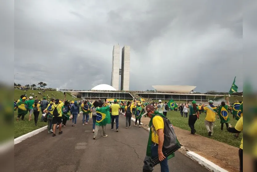 Manifestantes invadem Congresso Nacional, Planalto e STF, em Brasília