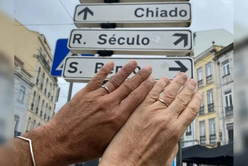 Marcos Caruso nega casamento com namorado e explica foto de alianças