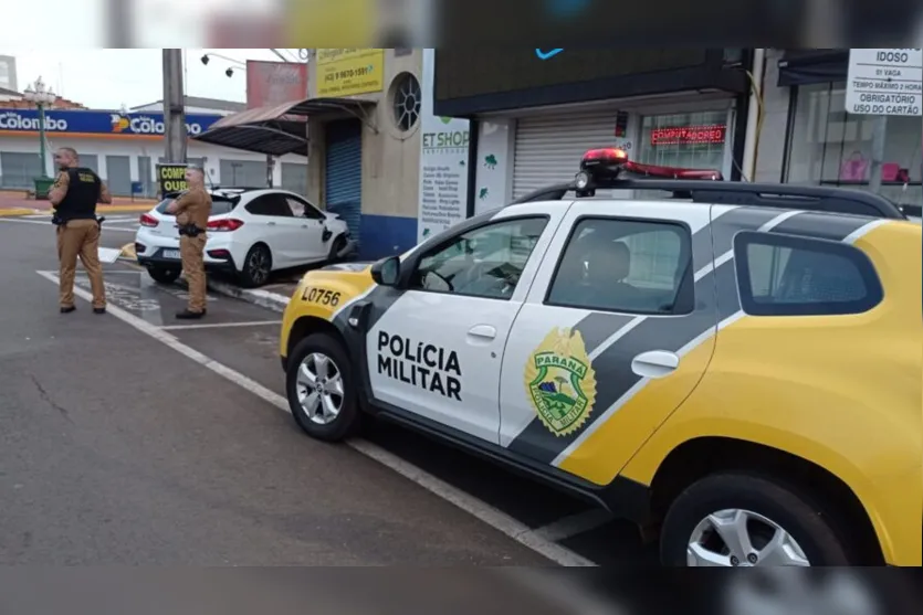 Motorista bate carro em escritório de advocacia em Apucarana