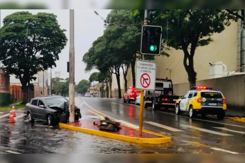 Motorista de 31 anos morre após bater carro contra poste em Apucarana