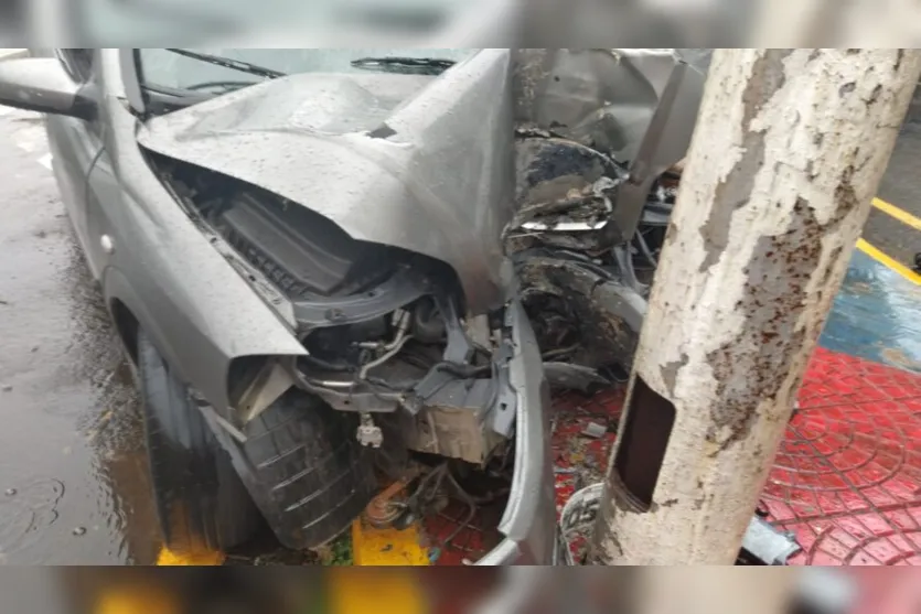 Motorista de 31 anos morre após bater carro contra poste em Apucarana