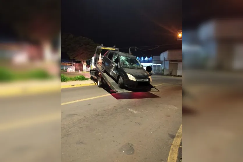 Motorista embriagado colide carro contra muro de empresa, em Apucarana