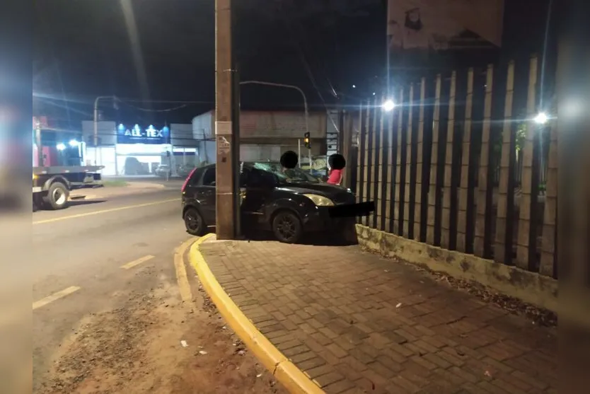 Motorista embriagado colide carro contra muro de empresa, em Apucarana
