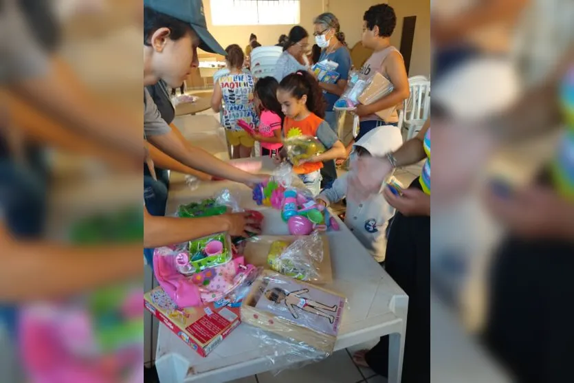  Muitas famílias apucaranenses estiveram presentes no bazar 