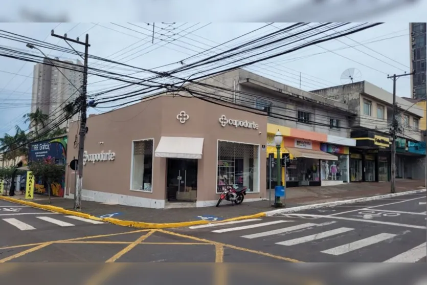  Na Osvaldo Cruz, esquina com Ponta Grossa, a loja de calçados foi invadida na madrugada desta segunda-feira (02) e sistema gravou imagens do crime 