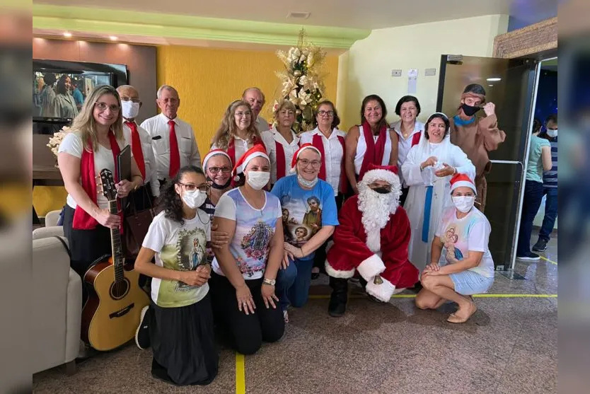  Na Unidade de Tratamento do Câncer, o grupo de voluntárias Mães Intercessoras, além da lembrancinha, realizaram o tradicional Café Solidário 