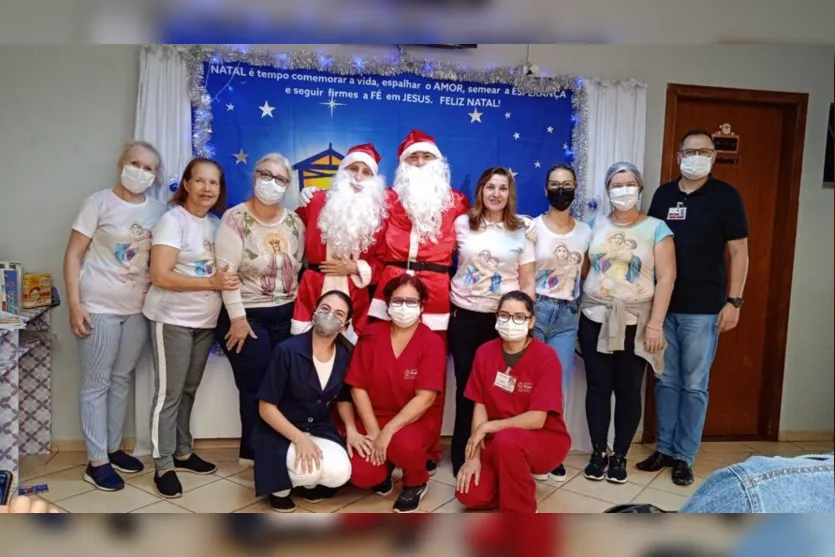  Na Unidade de Tratamento do Câncer, o grupo de voluntárias Mães Intercessoras, além da lembrancinha, realizaram o tradicional Café Solidário 