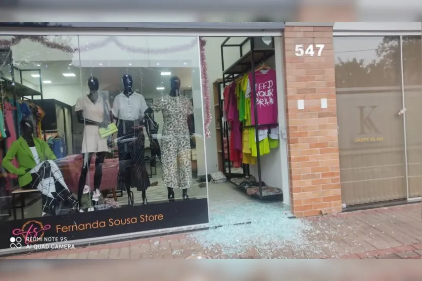  Na madrugada desta quarta-feira, 04, outras duas lojas foram danificadas e tiveram produtos furtados 
