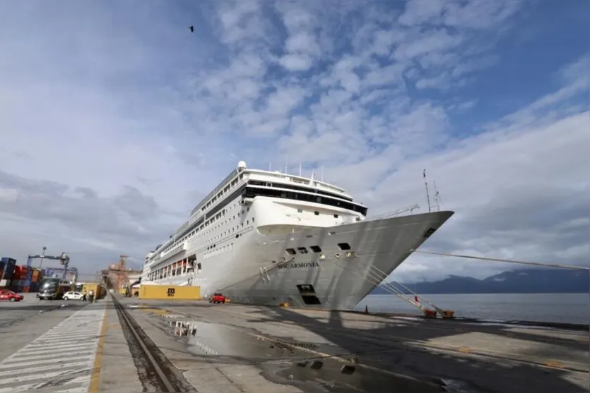 Navio chega a Paranaguá e pode colocar PR na rota de cruzeiros