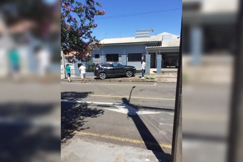  O Jeep invadiu a calçada e bateu no muro de uma casa. 