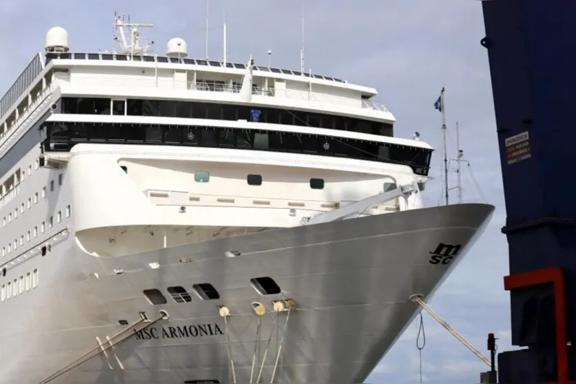  O Porto de Paranaguá recebeu neste domingo (18) o navio de cruzeiros MSC Armonia 