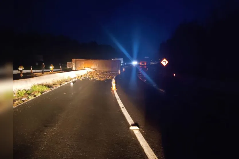  O acidente com a carreta carregada com sucata de aço aconteceu por volta das 3h30. 