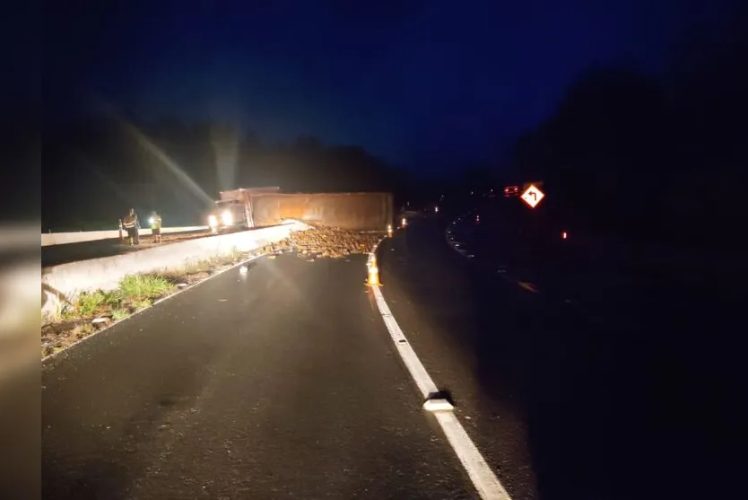  O acidente com a carreta carregada com sucata de aço aconteceu por volta das 3h30. 