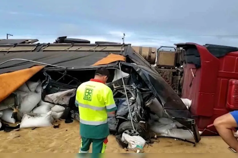  O acidente envolveu quatro veículos, na colisão um caminhão tombou sobre um Chervolet Celta 